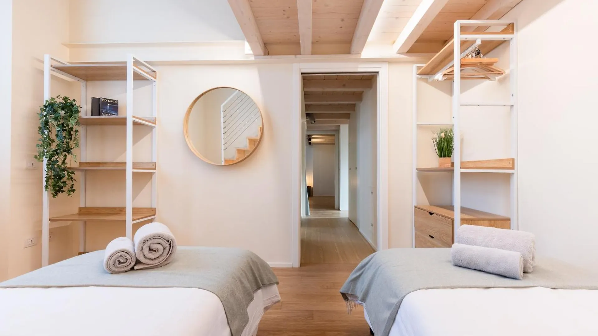 Apartment In The Old Town Of Como - Monicacomoapartment